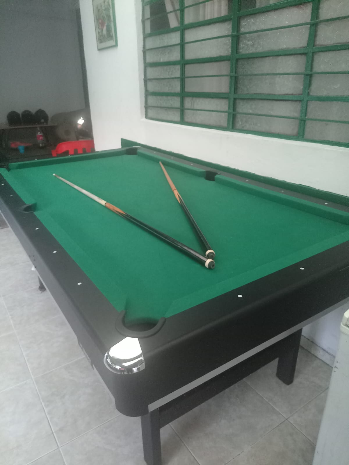 Mesa de billar con tacos