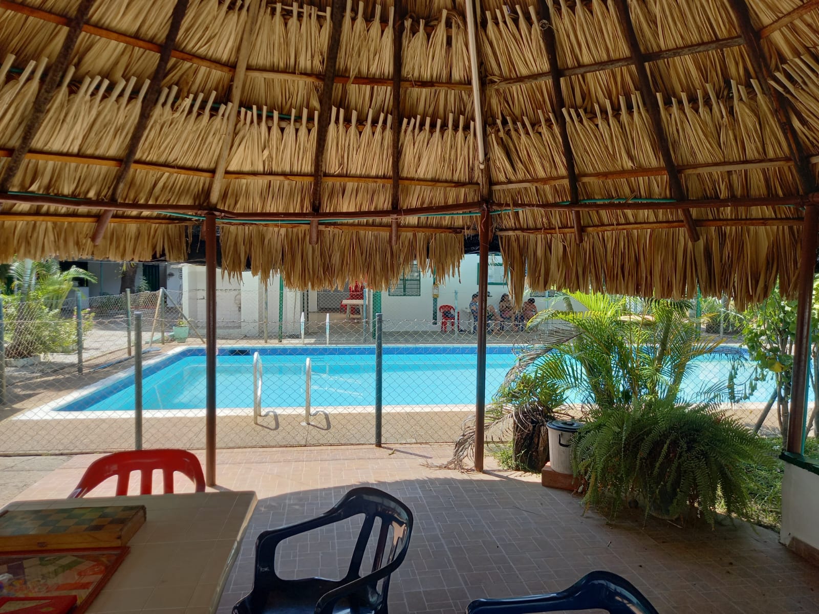 Bungalow con techo de paja junto a la piscina