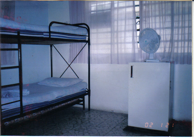 Habitación con un camarote y ventilador