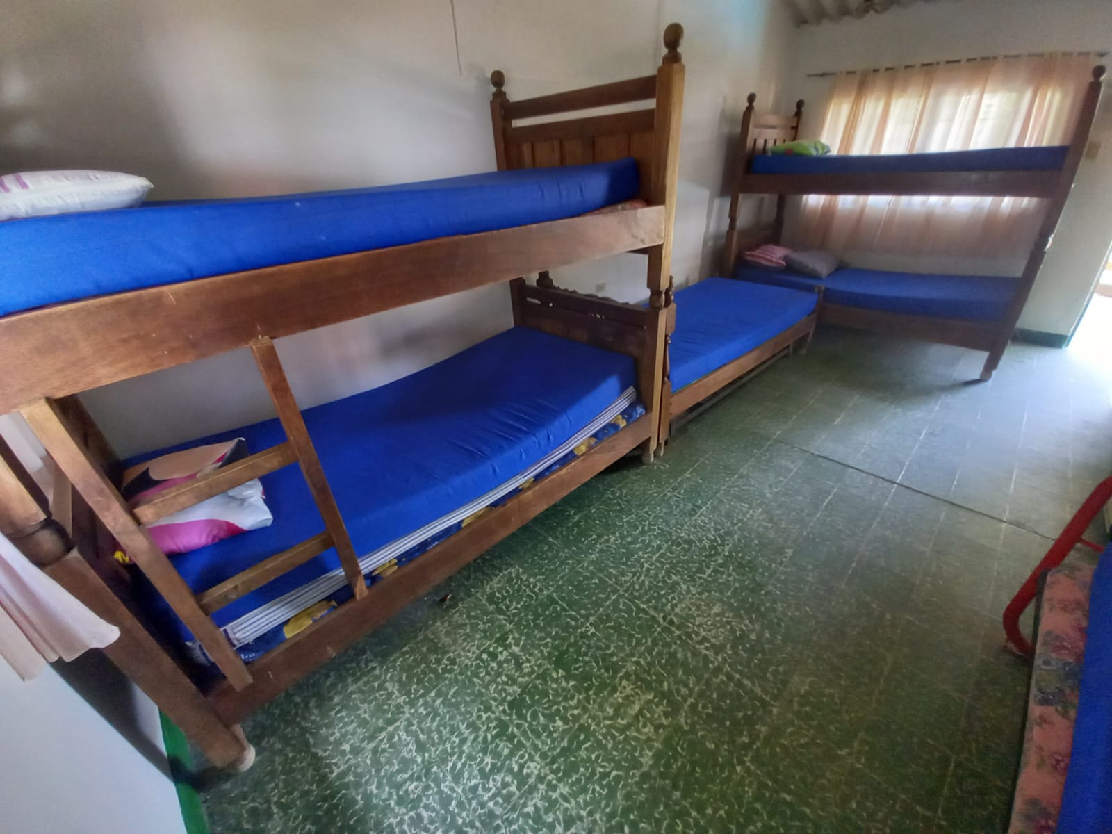 Área de piscina rodeada de árboles con cielo azul